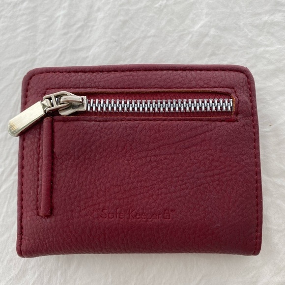 Accessories - Safekeeper maroon card wallet